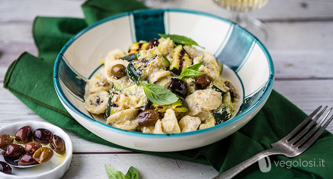 Orecchiette con ricotta vegan alle olive con zucchine grigliate