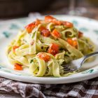 Tagliatelle al pesto di rosmarino e mandorle con dadolata di peperoni