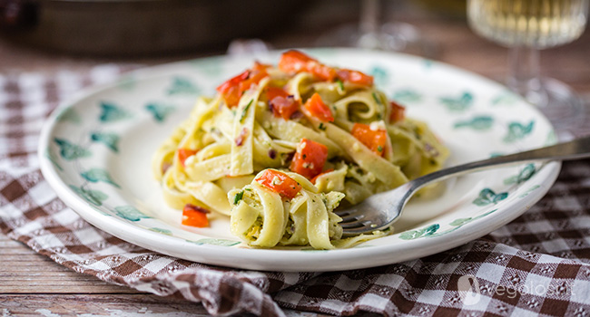 Tagliatelle al pesto di rosmarino e mandorle con dadolata di peperoni