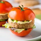 Mini burger di lenticchie senza cottura con bun di pomodoro