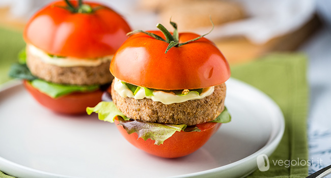 Mini burger di lenticchie senza cottura con bun di pomodoro