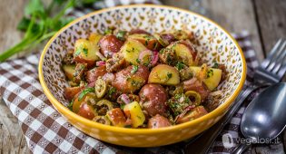 Insalata di patate alle olive, capperi, cipolle rosse e fichi secchi