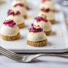 Mini pannacotta salata con cipolle rosse caramellate e briciole di taralli