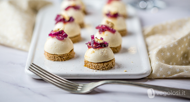 Mini pannacotta salata con cipolle rosse caramellate e briciole di taralli