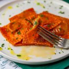 Ravioli vegani al pomodoro con ripieno di patate e funghi