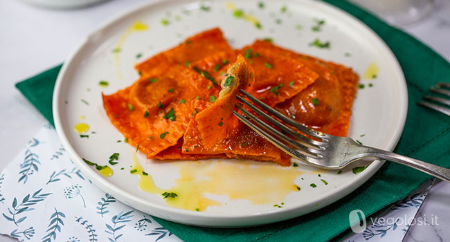 Ravioli vegani al pomodoro con ripieno di patate e funghi