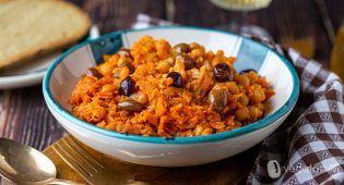 Stufato di verza al pomodoro con olive nere e ceci e noci