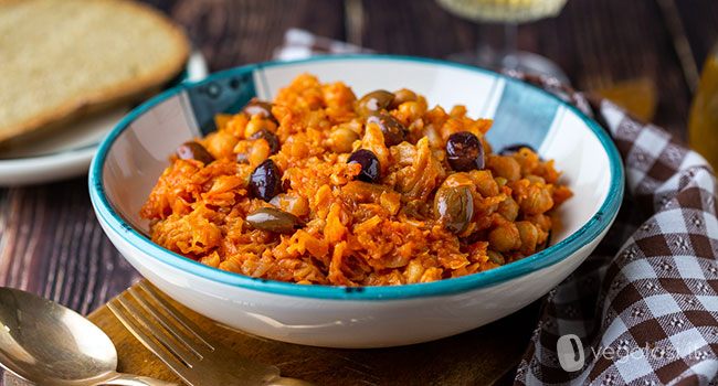 Stufato di verza al pomodoro con olive nere e ceci e noci