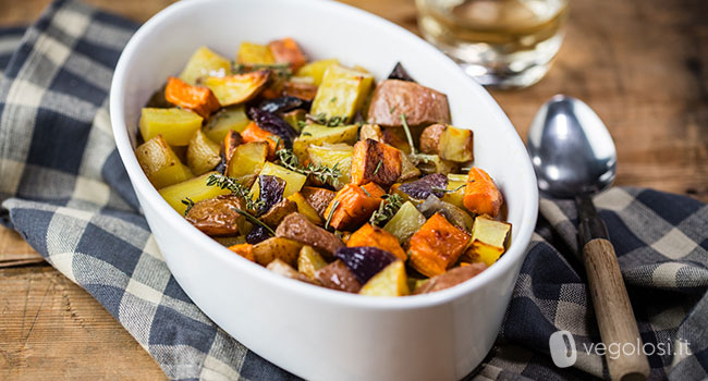 Tris di patate al forno con cipolle e alloro