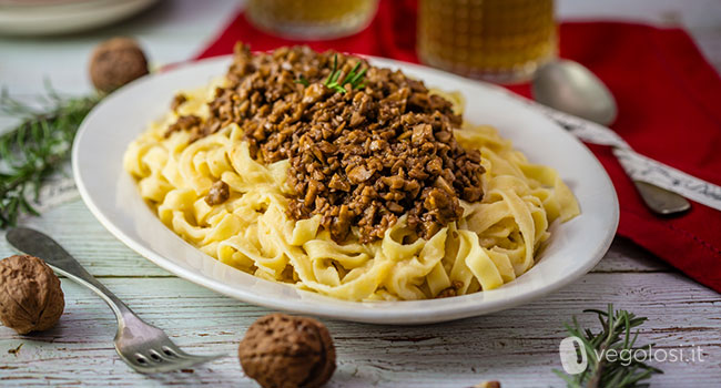 Tagliatelle con crema alle rape bianche e seitan al vino rosso