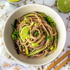 Spaghetti di grano saraceno con cipollotto, zenzero e sesamo