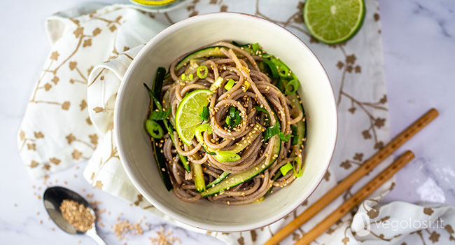 Spaghetti di grano saraceno con cipollotto, zenzero e sesamo