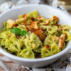 Pasta al pesto di menta e briciole di pane
