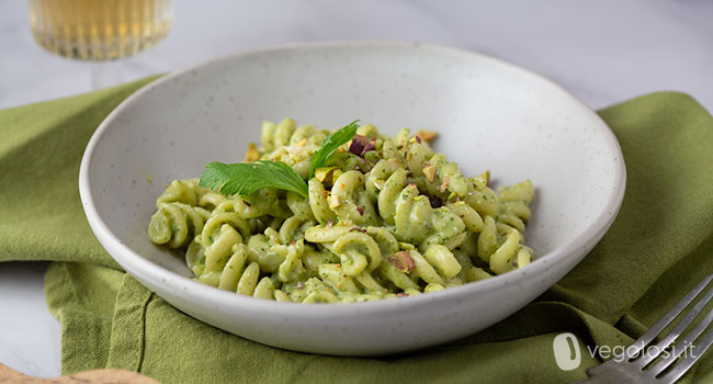 Fusilli al pesto di sedano e pistacchi