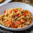 Pasta con pomodori freschi e ricotta vegetale ai capperi e basilico