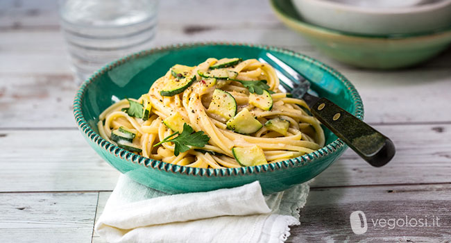 Linguine alle zucchine con crema di fagioli tondini e stracchino veg