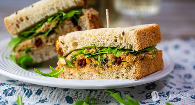 Sandwich con insalata di ceci di mare