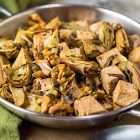 Spadellata di carciofi e tofu con capperi e pinoli