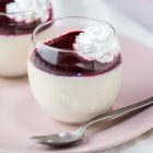 Panna cotta vegana con coulis di frutti di bosco