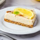 Torta vegana al limone senza cottura