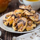 Vortici di pasta sfoglia al cacao e noce moscata