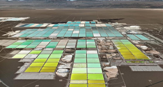 Edward Burtynsky, Lithium Mines #1, Salt Flats, Atacama Desert, Chile, 2017. Pigment inkjet print on Kodak Professional Photo Paper, 48 x 64 inches (121.9 x 162.6 cm). Courtesy of Weinstein Hammons Gallery, Minneapolis / Nicholas Metivier Gallery, Toronto. © Edward Burtynsky