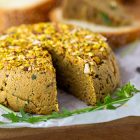 Formaggella di pistacchi e anacardi al basilico
