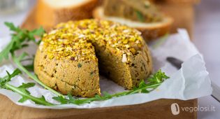 Formaggella vegana di pistacchi e anacardi al basilico