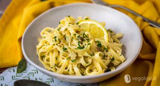 Tagliatelle con salsa al limone, capperi e vino bianco