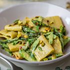 Mezzi paccheri agli asparagi con crema di pistacchi e yogurt