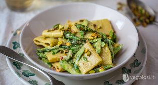 Mezzi paccheri agli asparagi con crema di pistacchi e yogurt