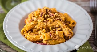 Tortiglioni al pesto di tofu, pomodori secchi e cipolle rosse
