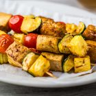 Spiedini di tofu e tempeh con l'ananas
