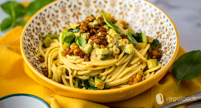 Carbonara vegana estiva di tempeh