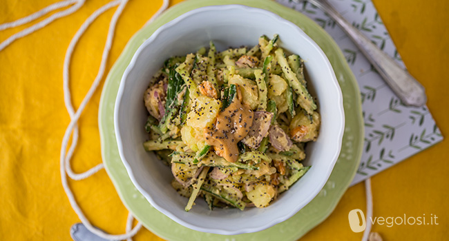 Insalata di cetrioli e patate alle arachidi
