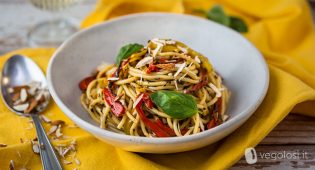 Spaghetti ai peperoni al profumo di mare