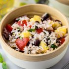 Riso con ananas e fagioli neri al basilico