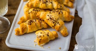 Brioches di pasta sfoglia allo zola vegan