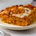 Lasagna classica con ragù di granulare di piselli
