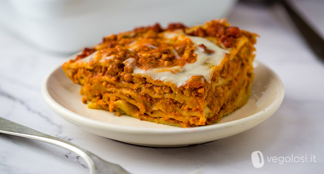 Lasagna classica con ragù di granulare di piselli