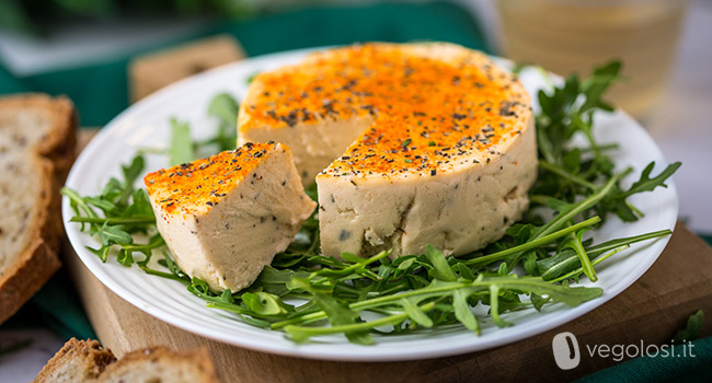 Formaggella vegana con okara di mandorle