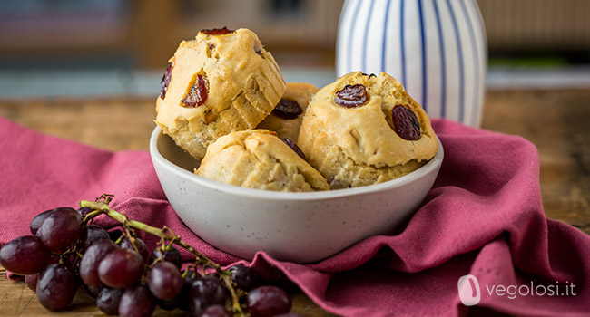 Muffin salati alle arachidi, uva e feta vegana