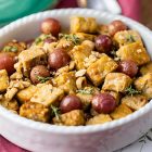Tempeh con uva al timo e nocciole