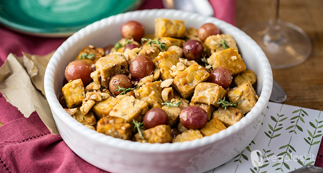Tempeh con uva al timo e nocciole