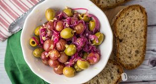 Aperitivo di olive, uva al forno, cipolle caramellate e limone