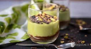Cheesecake vegan monoporzione al cocco e tè matcha