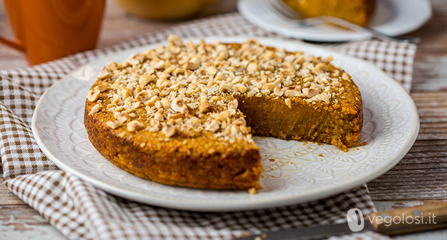 Torta di carote e nocciole vegana senza glutine