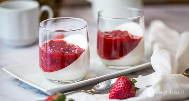 Panna cotta alle mandorle con fragole allo zenzero